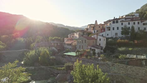 pueblo italiano de montaña de liguria con un antiguo y hermoso puente de piedra durante la puesta de sol en un soleado día de verano