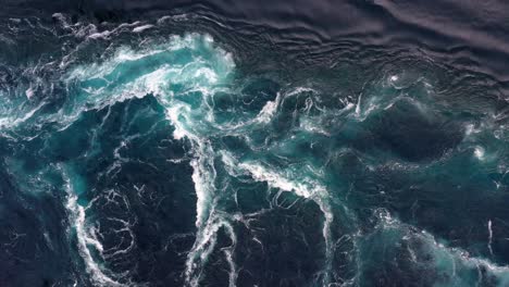 las olas de agua del río y el mar se encuentran durante la marea alta y la marea baja.
