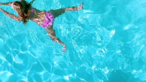 Hübsche-Frau-Schwimmt-Im-Pool