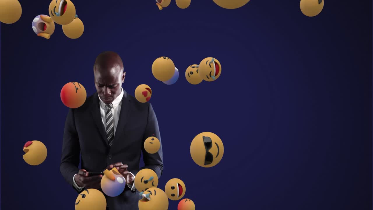 Afroameričan používající chytrý telefon s vyskakujícími emotikony