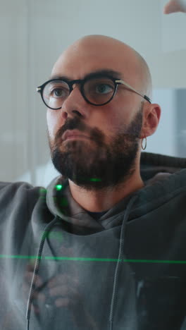 hombre con gafas trabajando con láser