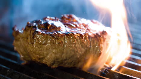 Grillen-Von-Steaks-Auf-Einem-Feuergrill-Mit-Flammen-4k