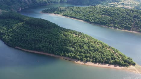 Schöner-Fluss-Mit-Sauberem-Blauem-Wasser,-Das-Durch-Den-Berg-Fließt