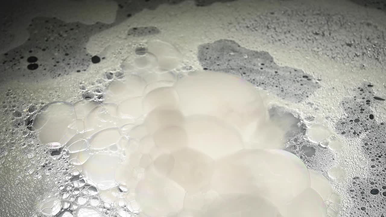 거품과 연기가 있는 액체 물체