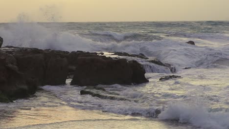 Olas-Al-Atardecer-Acariciando-Costas-Rocosas-En-La-Hora-Dorada.