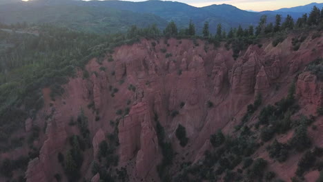 drone lento yendo alto cinemático en nebo loop escénico en vista aérea de utah