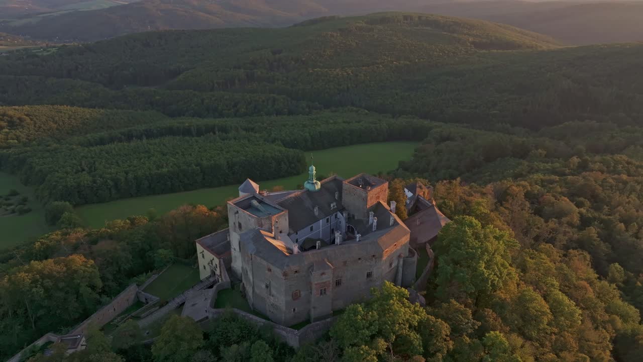 Filmato drone del Castello di Buchlov immerso in lussureggianti boschi verdi