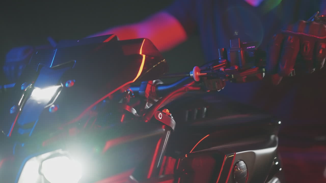 밤에 오토바이를 타는 오토바이 운전자