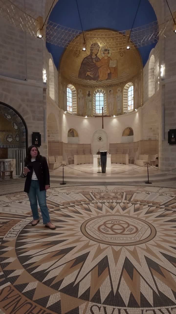 Turista che ammira il pavimento a mosaico all'interno dell'Abbazia della Dormizione a Gerusalemme. Movimento rallentato
