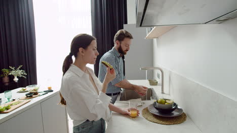 pareja charlando en una cocina moderna