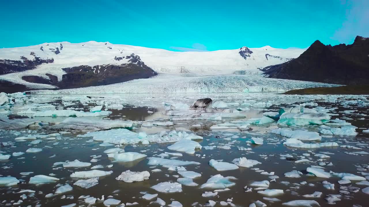 fjallsarlon 아이슬란드의 빙산으로 가득 찬 거대한 빙하 석호를 가로지르는 느린 공중은 지구 온난화와 기후 변화를 시사합니다 11