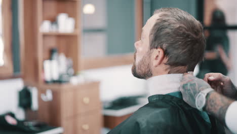 a nadie le gusta el pelo en el cuello.