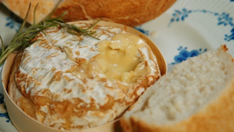 aperitivo de camembert francés horneado con trozos de pan baguette sumergidos a mano