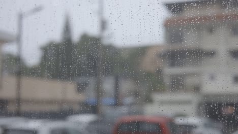 Toma-Detallada-De-Gotas-De-Lluvia-En-El-Cristal-De-Una-Ventana,-Canon-Eos-R-C-log,-60-Fps