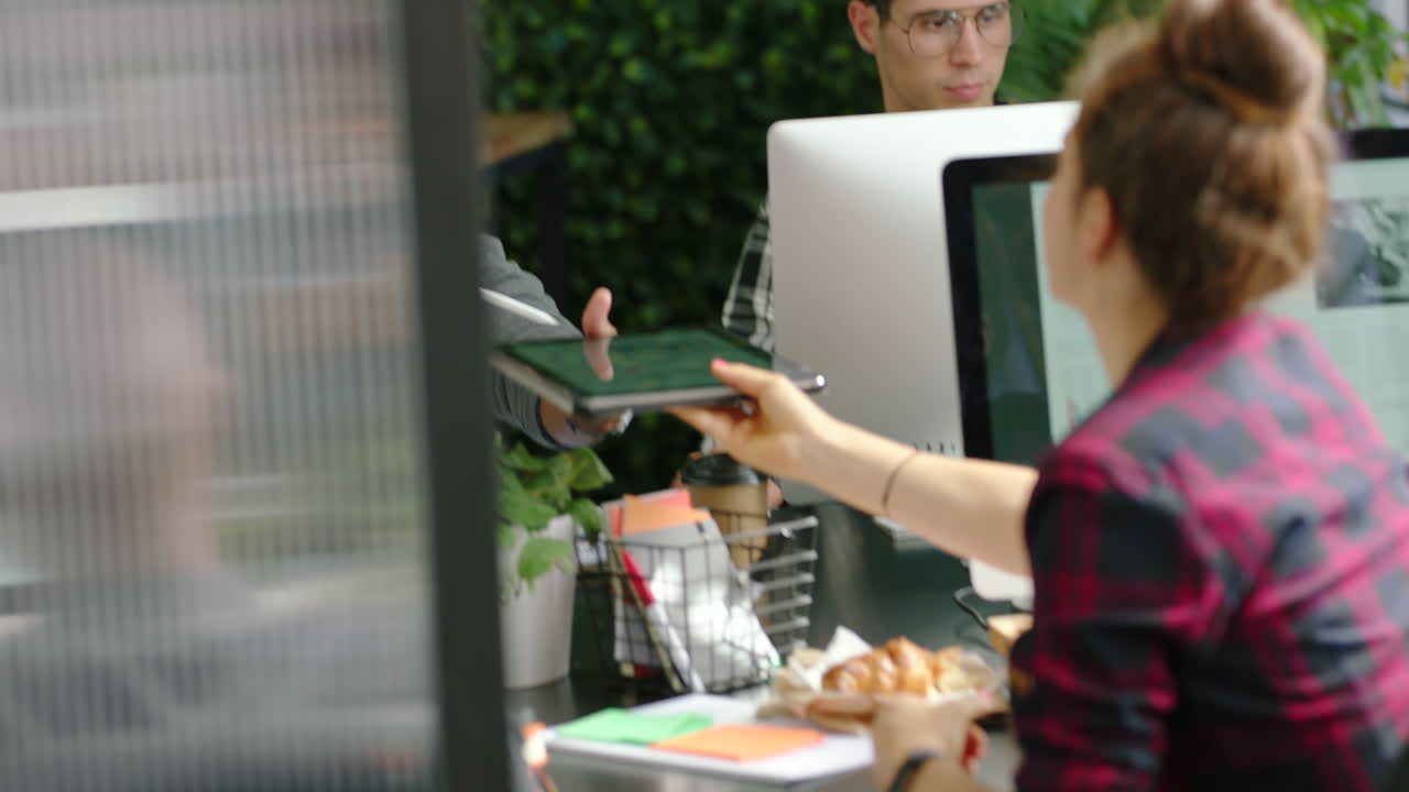 ingeniero de marketing digital, tabletas y computadoras