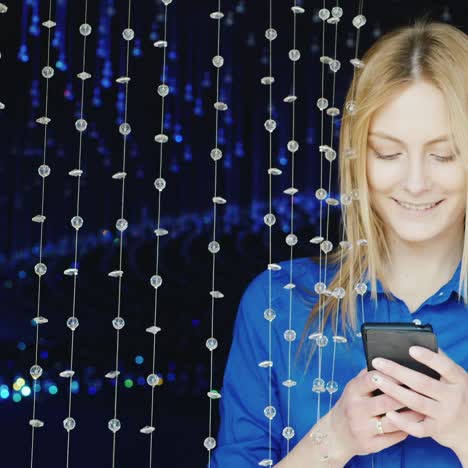 Mujer-Joven-Hablando-Por-Teléfono-Sonriendo-Y-Coqueteando-4