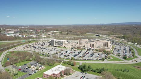 imágenes aéreas de drones de 4k del hospital médico de garnet health en el valle de hudson en el centro de nueva york.