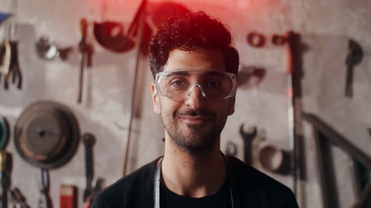 artesano sonriente en el taller