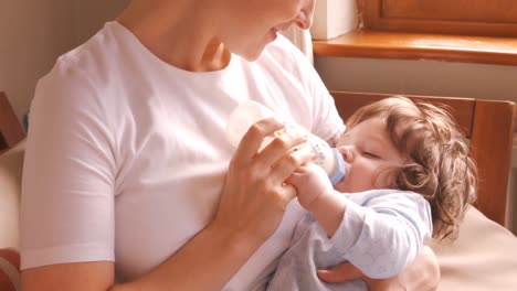 Mutter-Füttert-Ihr-Baby-Mit-Milch