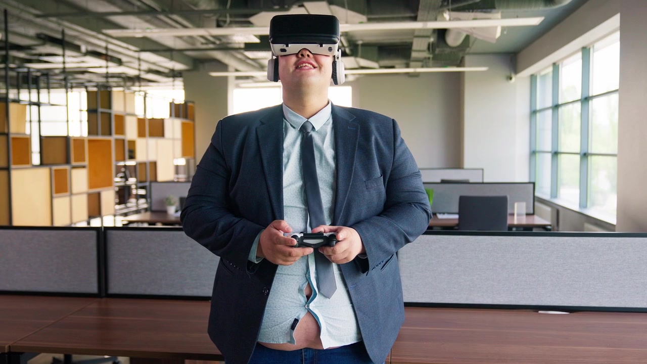 Uomo sovrappeso felice che gioca a un gioco VR in un ufficio moderno