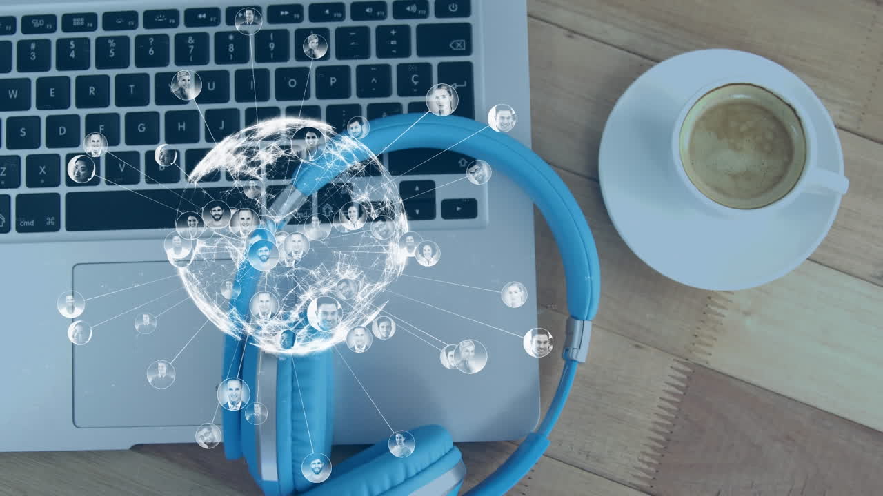 animación de imágenes de perfil en todo el mundo, vista de ángulo alto de auriculares, bebida y portátil en la mesa.