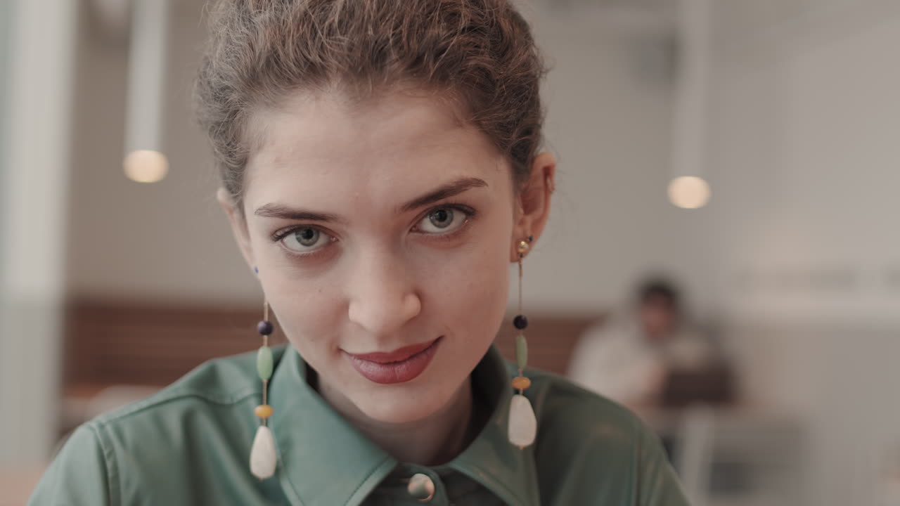 портрет привлекательной женщины, сидящей в кафе