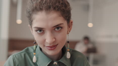 retrato de una mujer atractiva sentada en un café