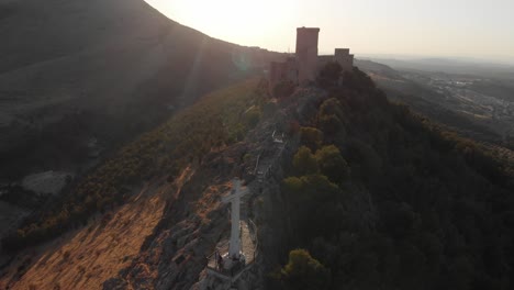 Castillo-De-Jaen,-Spanien-Jaens-Burg-Fliegende-Und-Bodenaufnahmen-Von-Dieser-Mittelalterlichen-Burg-Am-Nachmittag-Im-Sommer,-Es-Zeigt-Auch-Die-Stadt-Jaen,-Die-Mit-Einer-Drohne-Und-Einer-Action-kamera-Mit-4k-24-Fps-Unter-Verwendung-Von-Nd-filtern-Aufgenommen-Wurde