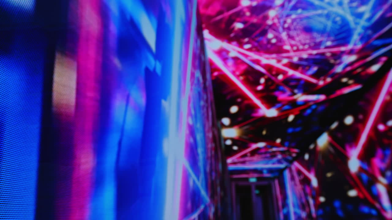 Close-up de padrões abstratos de luz neon em tela digital.