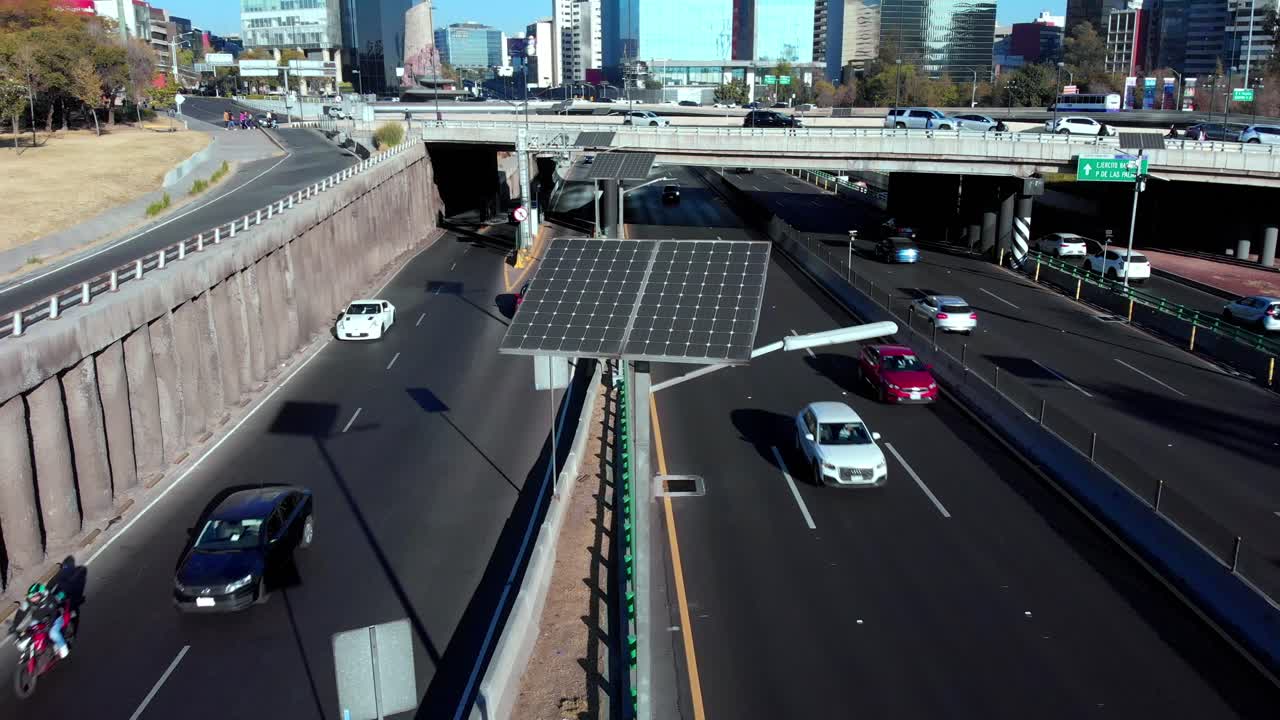 드론 뒤로 태양 전지 패널 멕시코시티 주차장 낮빛