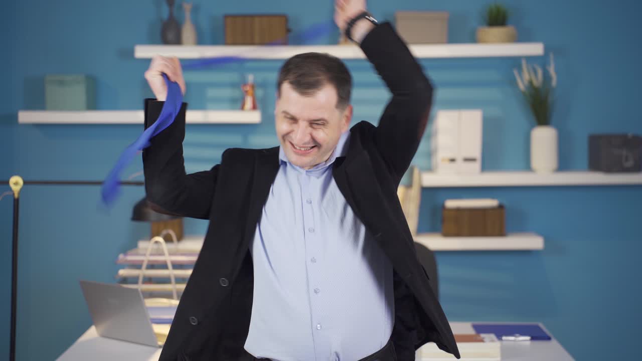 일하는 데 지쳤던 사업가는 일하는 시간을 끝내고 행복합니다.