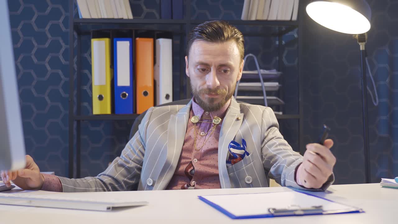 retrato de un apuesto hombre de negocios aburrido y cansado del trabajo en la oficina.