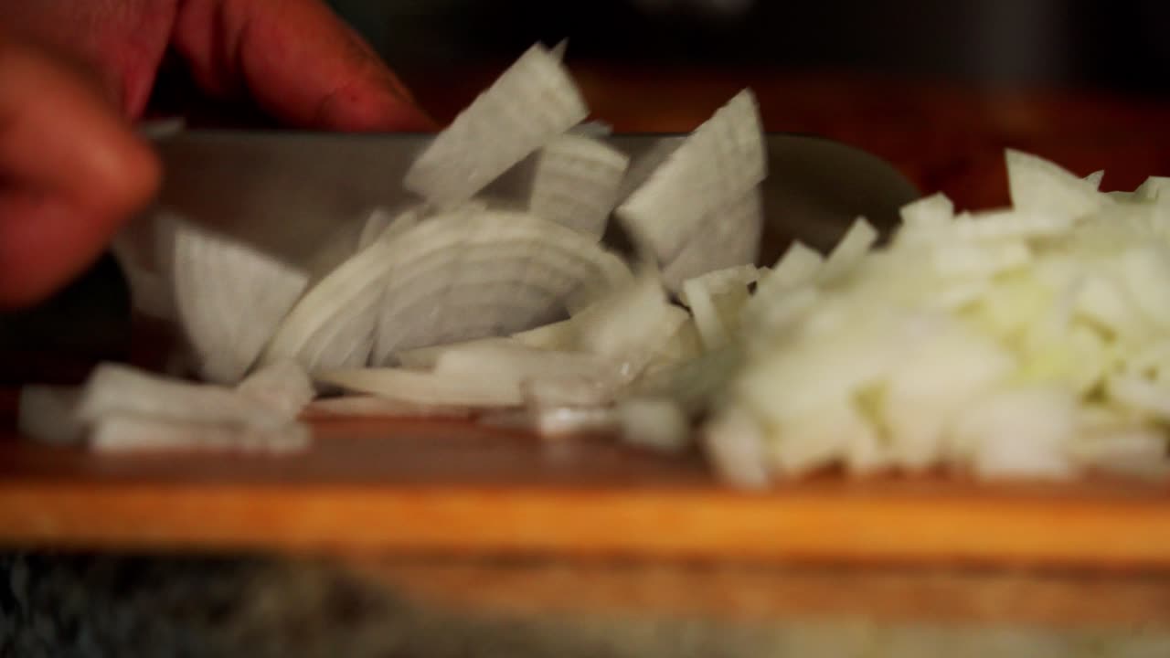 cortar patata dulce en la tabla de corte preparando sopa de guango de guisantes jamaicana después de ser recogida de un árbol saludable cultivo de proteína verde fresca cosechada