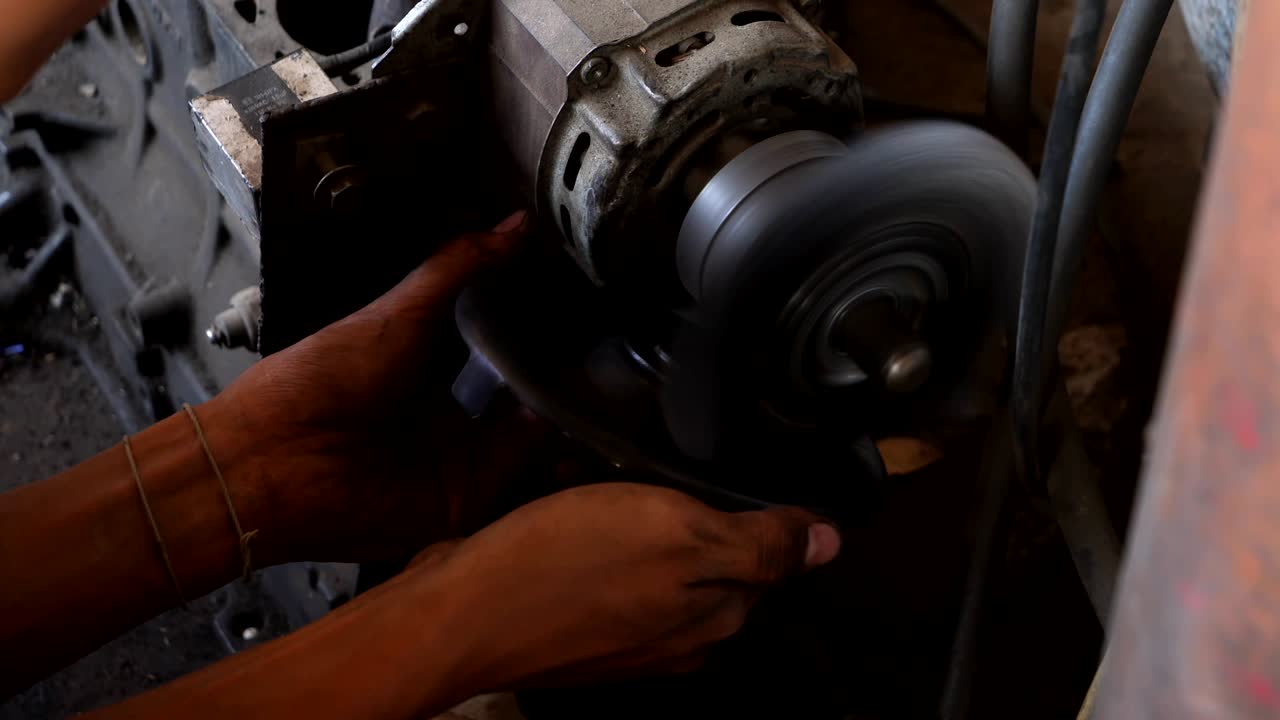 el reparador profesional de motores de la industria del motor está utilizando artículos abrasivos de piedra de molienda para un nuevo aspecto. mantenimiento de automóviles viejos que se utilizan durante mucho tiempo