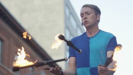 Extremes-Jonglieren-Mit-Feuerfackeln-In-Zeitlupe