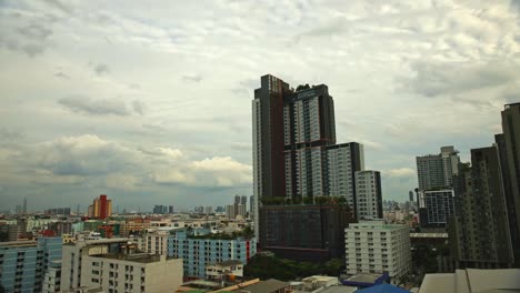 timelapse de los edificios de la ciudad con nubes que barren por encima en bangkok, tailandia