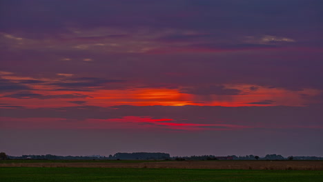 Zeitraffer-Eines-Farbenfrohen-Sonnenaufgangs-über-Den-Feldern-Und-Wäldern-Des-Ackerlandes---Morgendämmerung-Eines-Neuen-Tages