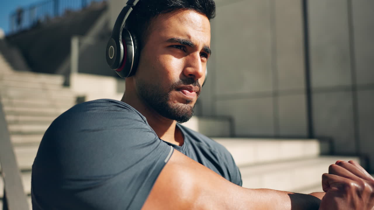 hombre en las escaleras para el fitness, calentarse
