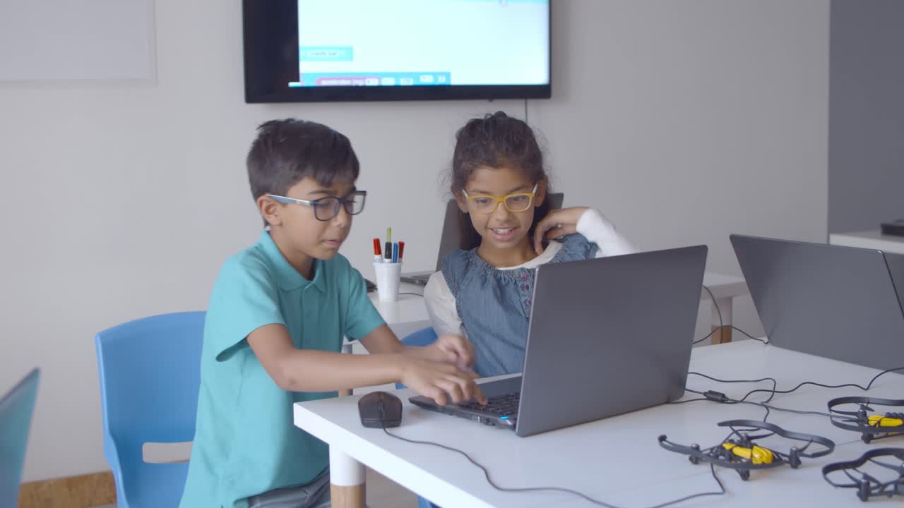 compañeros de clase latinos entusiasmados trabajando juntos en una tarea