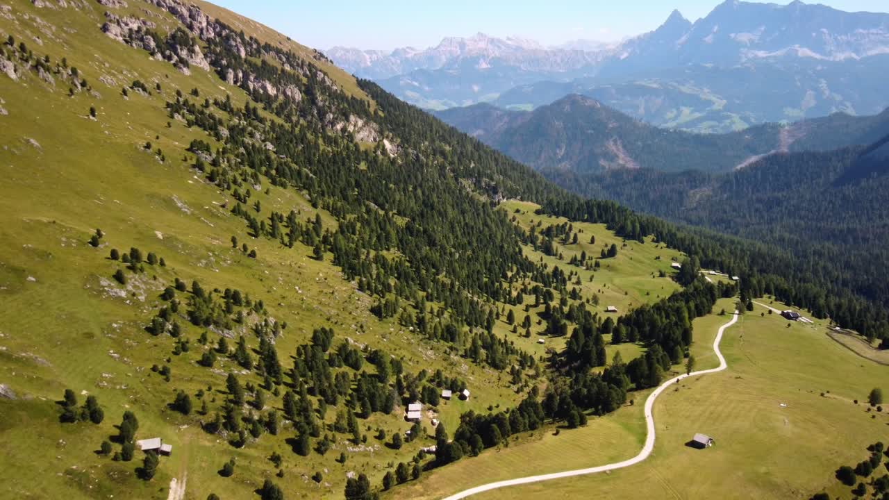 Paesaggio alpino di alte cime montuose nelle Dolomiti, Italia