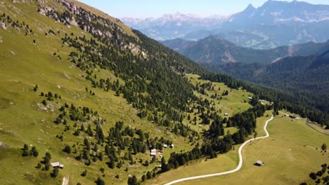 Alpine-Landschaft-Von-Hohen-Berggipfeln-In-Den-Dolomiten,-Italien