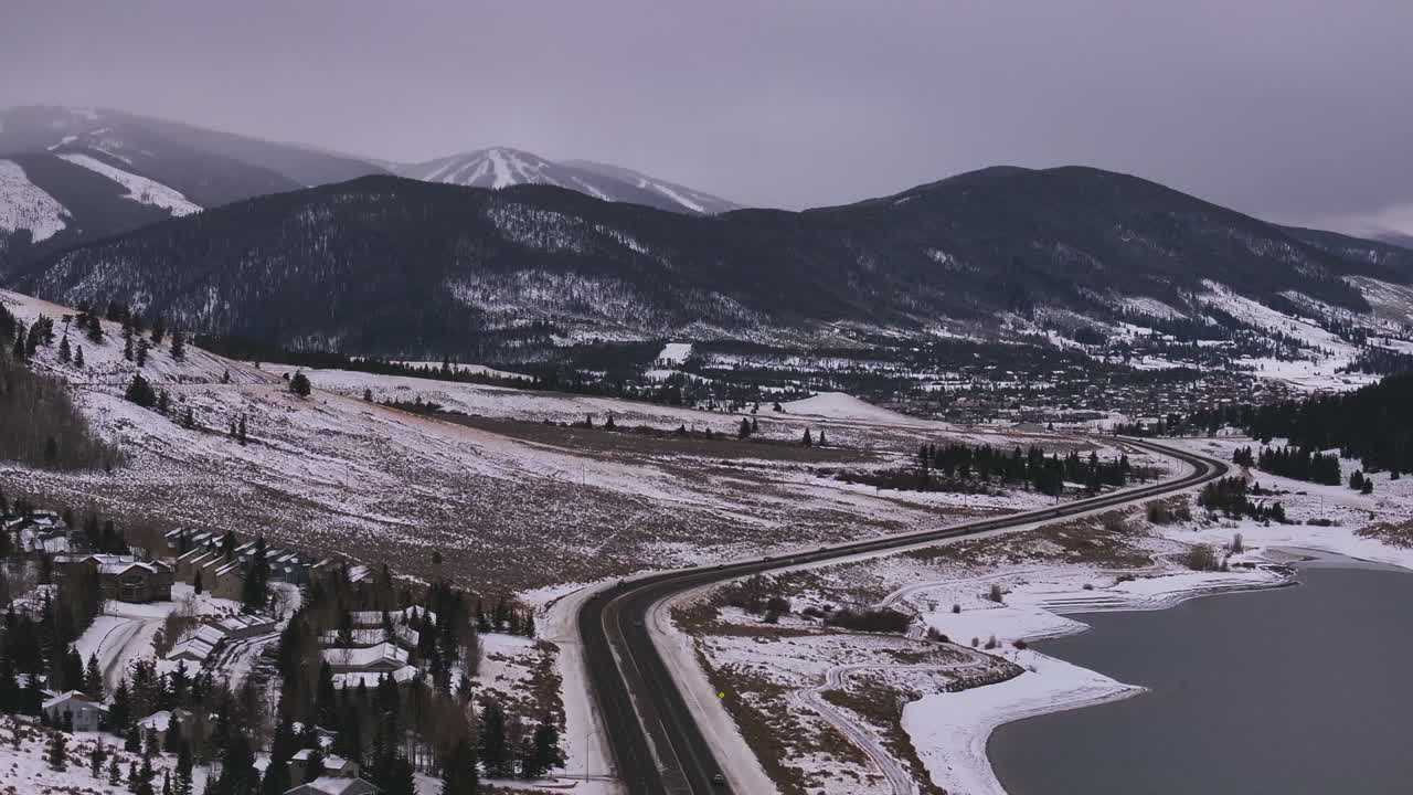 lago dillon keystone cumbre cove car highway colorado aéreo cinematográfico dron nublado nevado mañana de invierno vista frisco breckenridge silverthorne rango de diez millas pacífico tranquilo círculo de hielo congelado a la derecha
