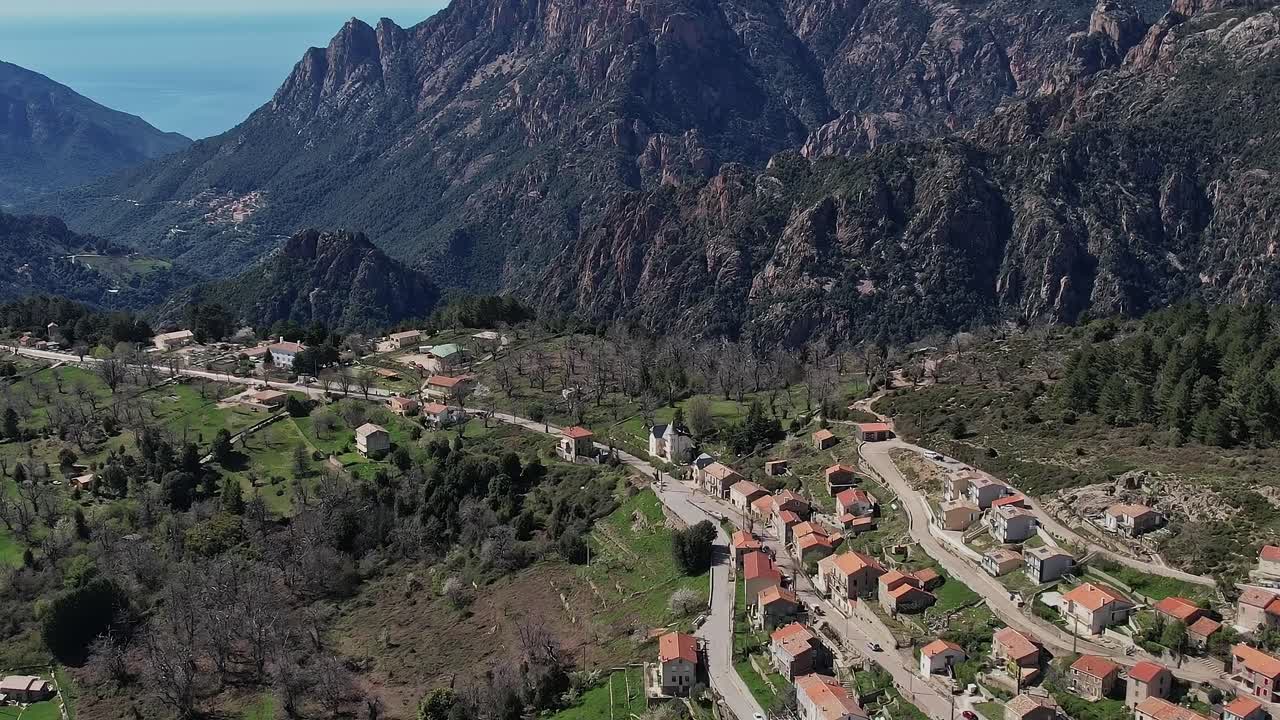 Näkymiä kylästä Korsikassa, Ranskassa, lähellä vuoria ja merta