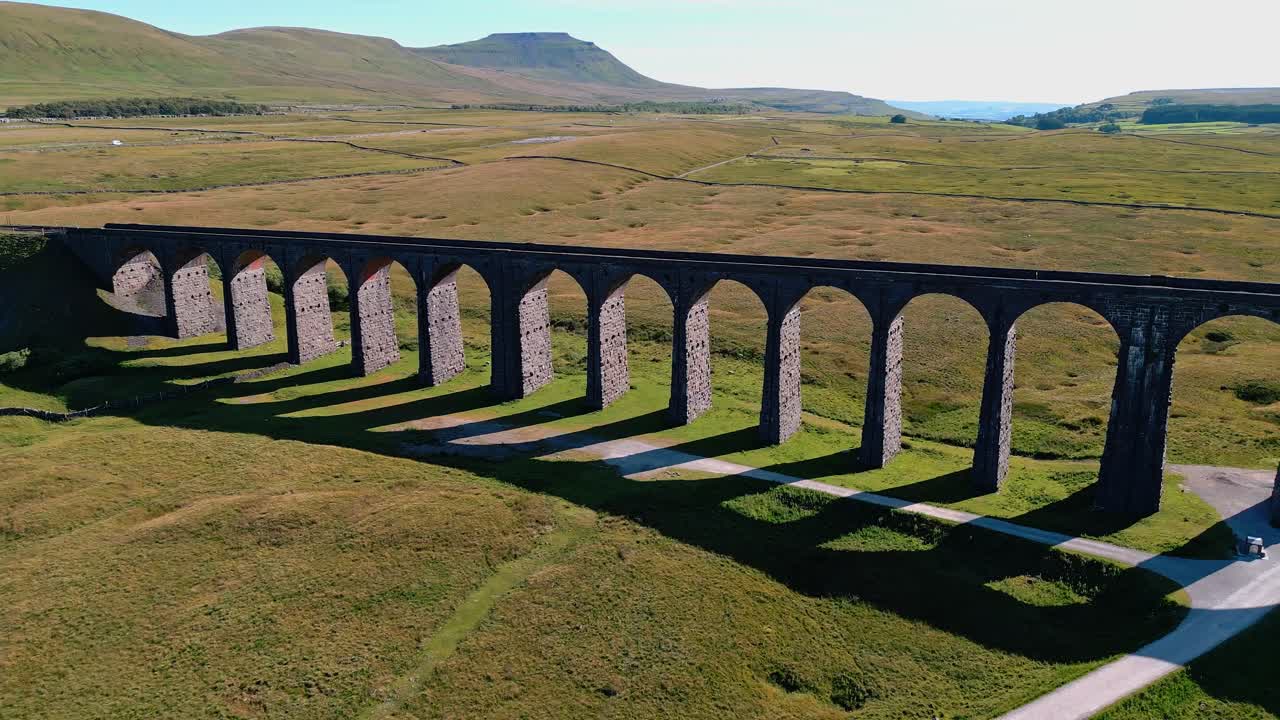 정착-칼라일 철도 노선에서 가장 길고 세 번째로 높은 구조인 리블헤드 고가교의 공중 드론 보기