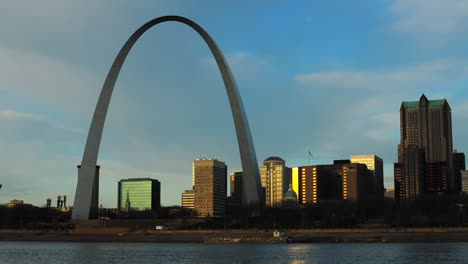 Este-Es-Un-Lapso-De-Tiempo-Del-Arco-De-San-Louis-Durante-El-Amanecer