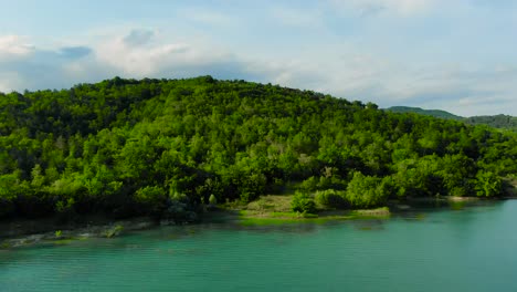 disparo de establecimiento aéreo sobre el lago butoniga croacia