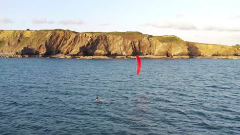 Kiter-En-4k-Durante-La-Puesta-De-Sol-En-La-Costa-Francesa