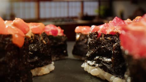 un primer plano de sushi