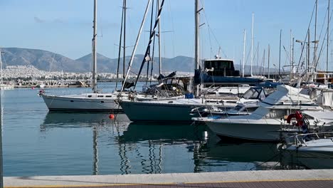 Barcos-Dentro-Del-Puerto-Deportivo-De-Alimos,-Atenas,-Grecia