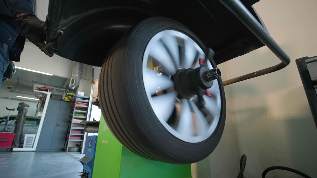 ensayo de la rueda del automóvil - equilibrio y rotación de los neumáticos